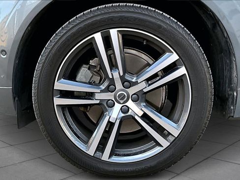 Used 2019 Volvo XC60 T6 Momentum w/ Premium Package image 10