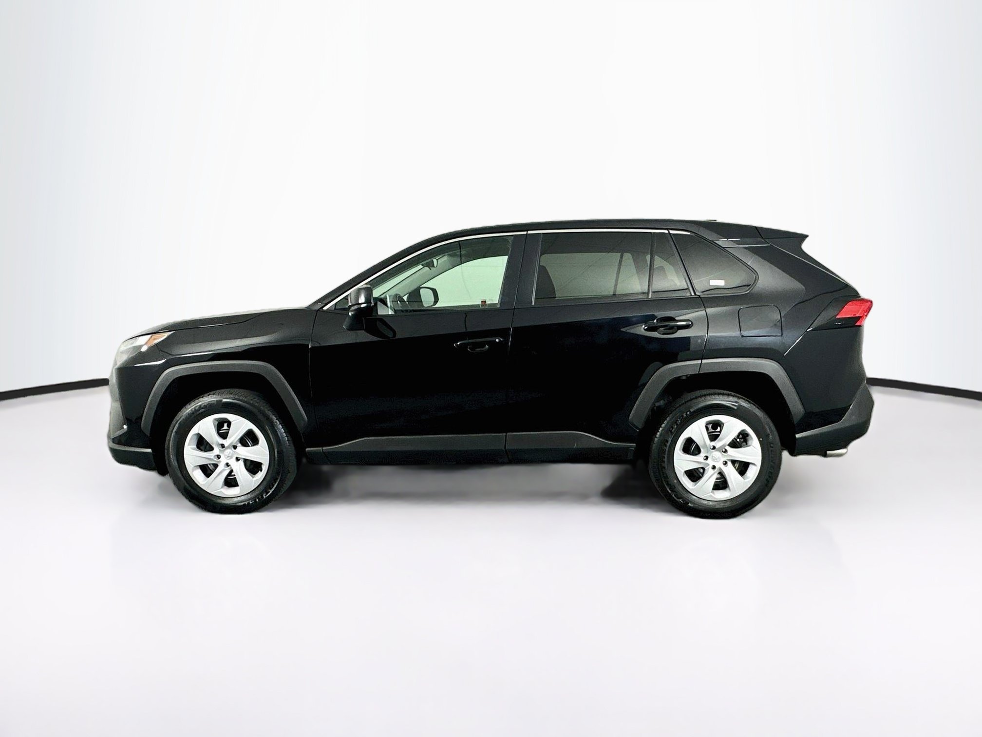 Used 2025 Toyota RAV4 LE AWD/4WD image 4