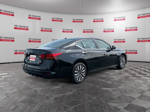 Used 2024 Nissan Altima 2.5 SV image 3