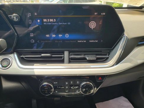 Used 2025 Chevrolet Trax LT w/ LT Convenience Package FWD image 10
