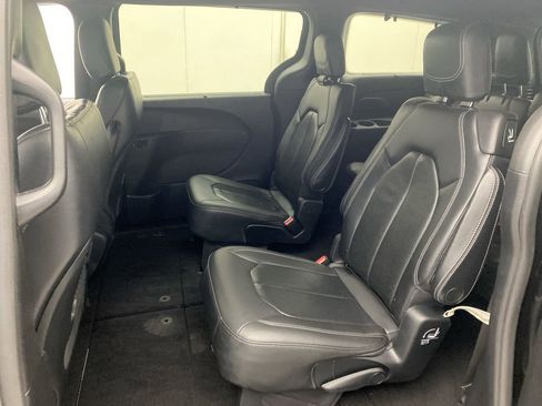 Used 2019 Chrysler Pacifica Touring-L w/ S Appearance Package FWD image 23
