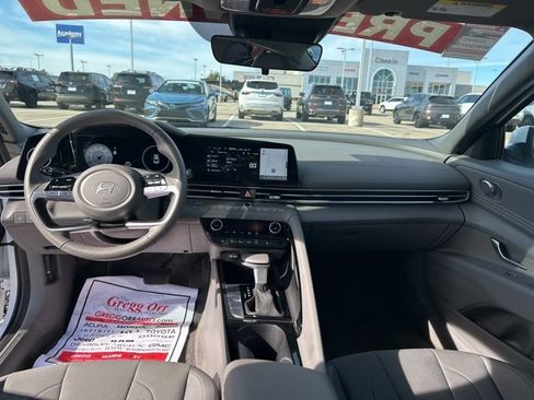 Used 2025 Hyundai Elantra SEL image 34