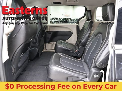 Used 2023 Chrysler Pacifica Touring-L FWD image 22