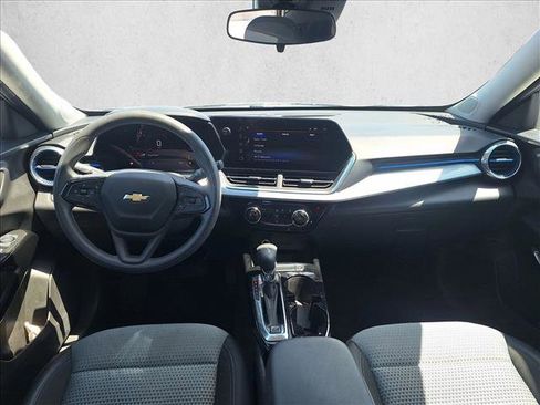 Used 2025 Chevrolet Trax LT FWD image 16