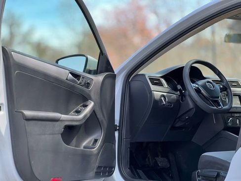 Used 2017 Volkswagen Jetta S image 9