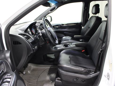 Used 2014 Chrysler Town & Country S FWD image 3
