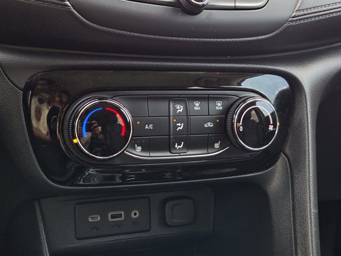 Used 2022 Buick Encore GX Preferred w/ Cold Weather Comfort Package FWD image 21