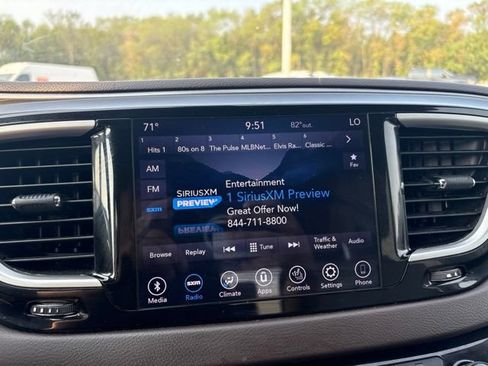 Used 2018 Chrysler Pacifica Touring-L w/ Premium Audio Group FWD image 19