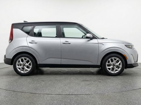 Used 2025 Kia Soul LX w/ LX Technology Package FWD image 11