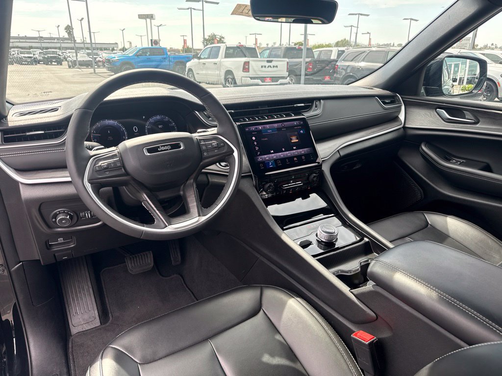 Used 2025 Jeep Grand Cherokee L Limited AWD/4WD image 16