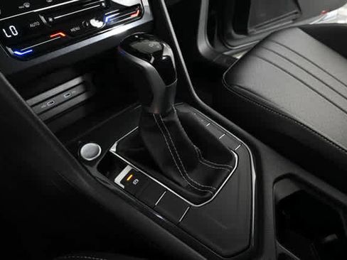 Used 2023 Volkswagen Tiguan SE w/ Panoramic Sunroof Package image 27
