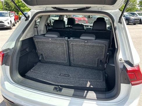 Used 2020 Volkswagen Tiguan SE w/ Panoramic Sunroof Package image 12