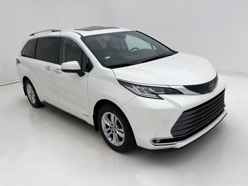 Used 2021 Toyota Sienna Limited AWD/4WD image 2