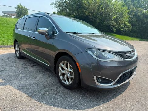 Used 2018 Chrysler Pacifica Limited FWD image 2