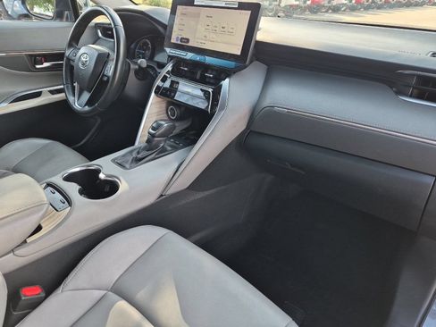 Used 2024 Toyota Venza XLE AWD/4WD image 15