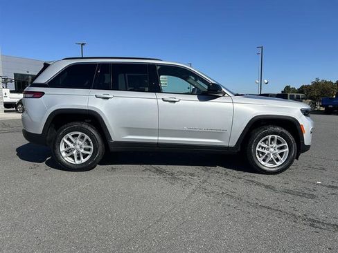 New 2025 Jeep Grand Cherokee Laredo X image 4
