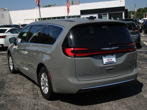 Used 2025 Chrysler Pacifica Select FWD image 3