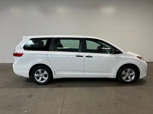 Used 2017 Toyota Sienna L FWD image 2