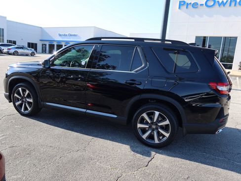 Certified 2025 Honda Pilot Touring image 8