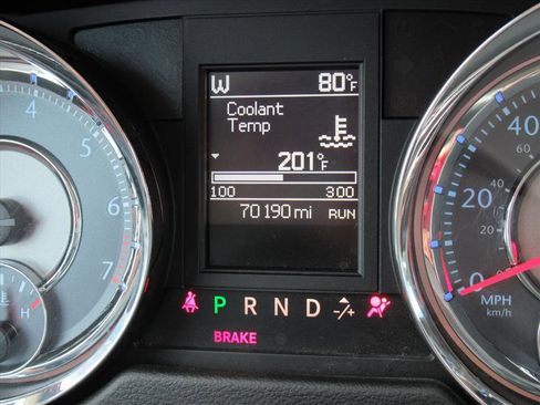 Used 2016 Chrysler Town & Country Touring image 35