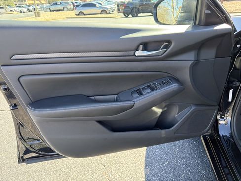 Used 2025 Nissan Altima 2.5 SV image 10