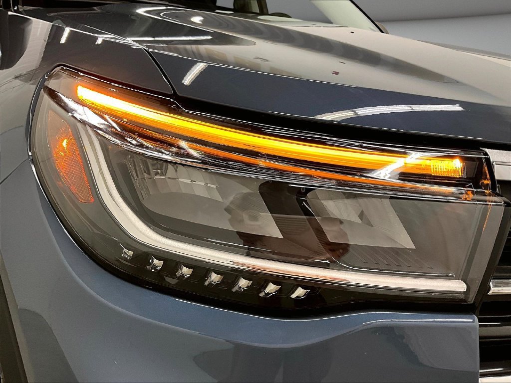 Used 2025 Ford Explorer Active AWD/4WD image 31