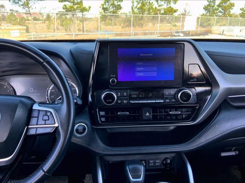 Certified 2024 Toyota Highlander LE image 7