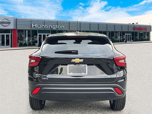 Used 2025 Chevrolet Trax LS w/ LS Convenience Package image 7