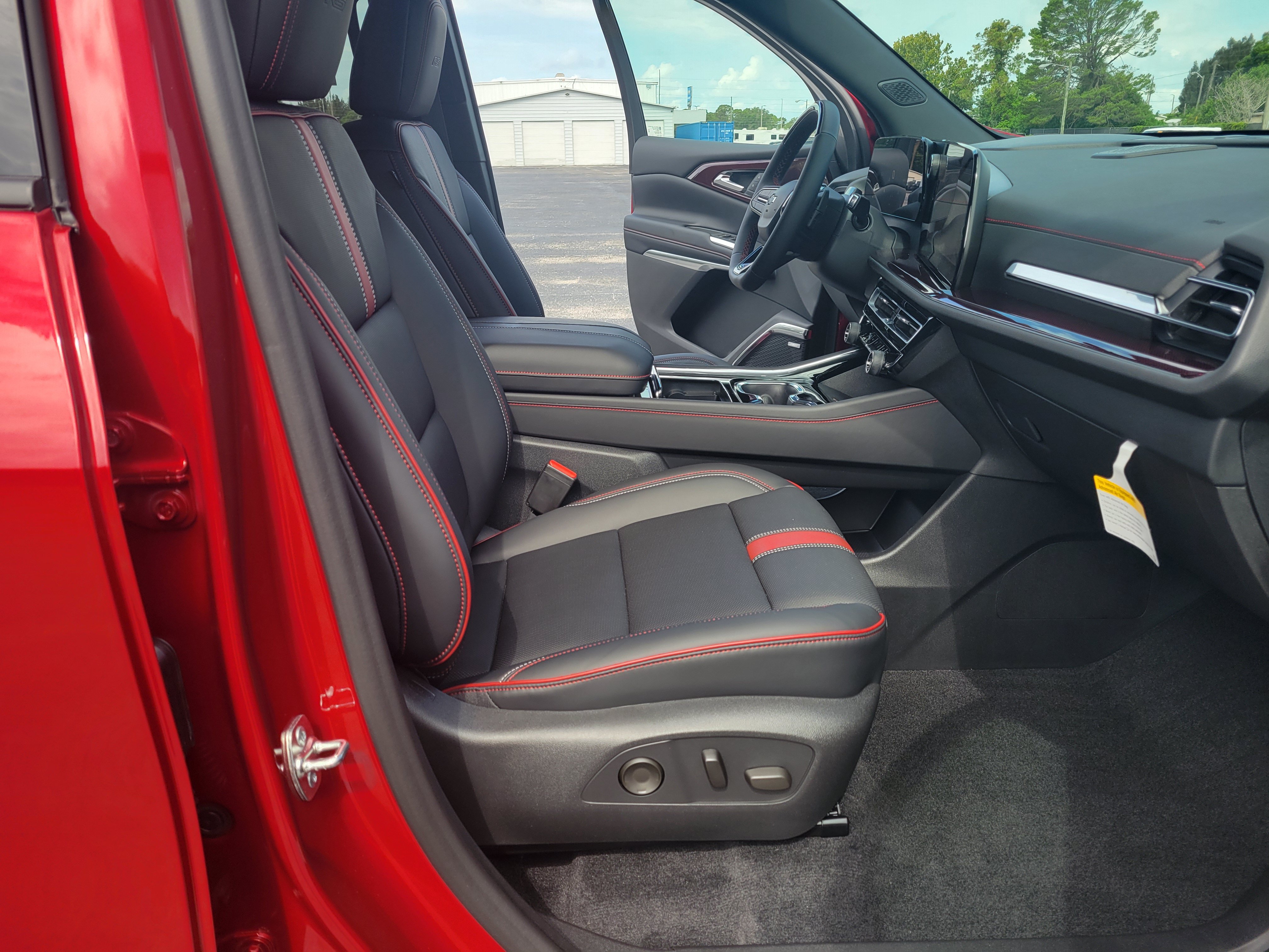 New 2027 Chevrolet Traverse RS w/ LPO, Floor Liner Package FWD image 28