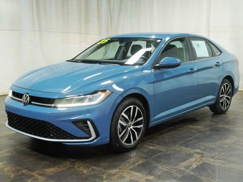 Used 2025 Volkswagen Jetta SE FWD image 2