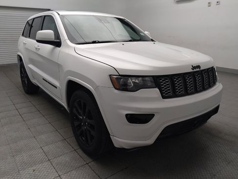 Used 2020 Jeep Grand Cherokee Altitude RWD image 13