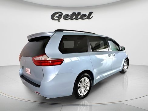 Used 2017 Toyota Sienna XLE w/ XLE Navigation Package FWD image 4