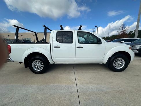 Used 2018 Nissan Frontier SV image 2