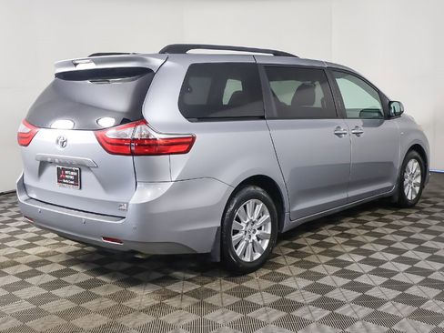 Used 2017 Toyota Sienna XLE w/ XLE Navigation Package image 11