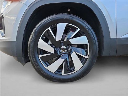 Used 2025 Volkswagen Atlas Cross Sport SE FWD image 23