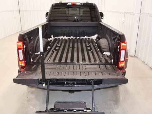 Certified 2022 Ford F450 Platinum w/ FX4 Off-Road Package image 40
