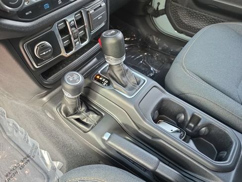 Used 2024 Jeep Wrangler Unlimited w/ Convenience Group AWD/4WD image 20