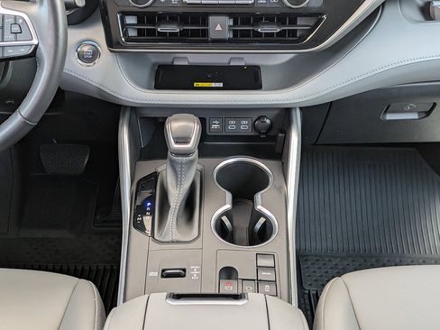 Used 2023 Toyota Highlander XLE FWD image 32