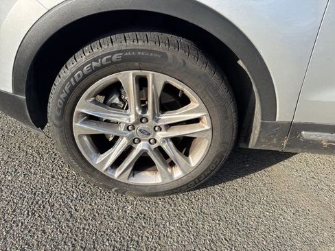 Used 2016 Ford Explorer XLT w/ Equipment Group 202A image 9