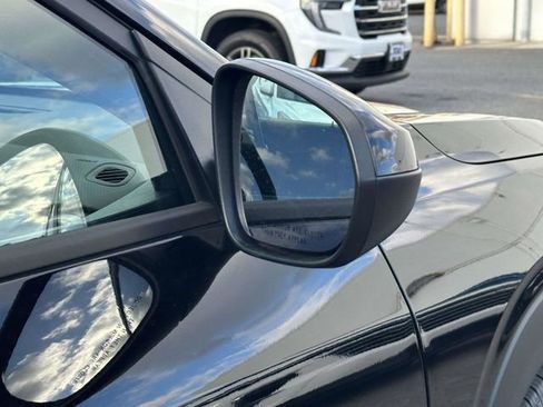 Used 2025 Chevrolet Trax RS w/ Sunroof Package image 28