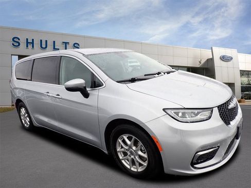 Used 2023 Chrysler Pacifica Touring-L image 3