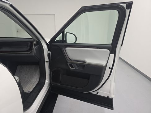 Used 2024 Rivian R1S Adventure AWD/4WD image 18