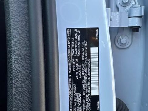Certified 2025 Volvo XC40 B5 Plus AWD/4WD image 28