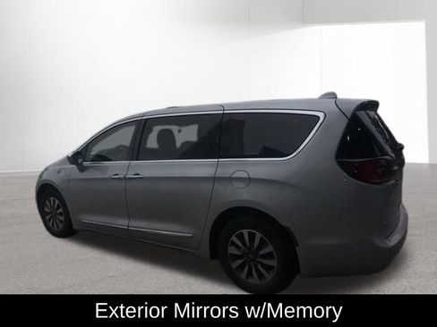 Used 2022 Chrysler Pacifica Limited w/ Uconnect Theater Family Group FWD image 9