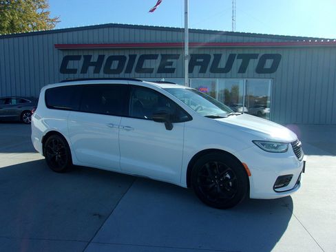 Used 2024 Chrysler Pacifica Limited w/ S Appearance Package image 2