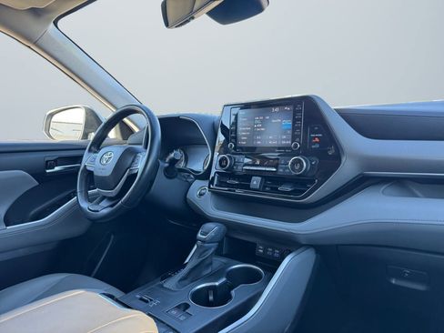 Used 2022 Toyota Highlander XLE image 14