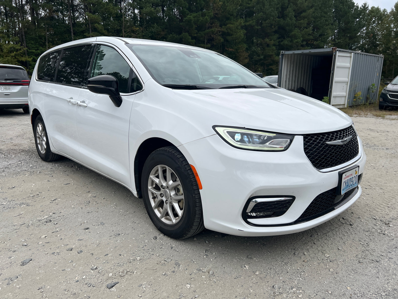 Used 2024 Chrysler Pacifica Touring-L FWD image 5