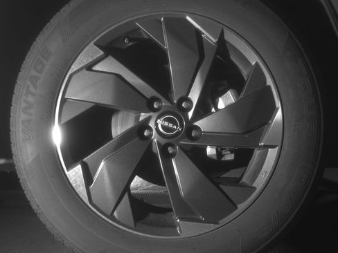 Used 2025 Nissan Rogue SV image 13