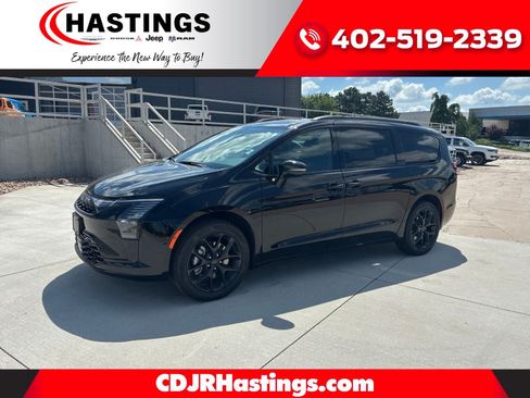 New 2027 Chrysler Pacifica Limited AWD/4WD image 1