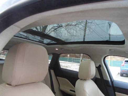 Used 2019 Jaguar F-PACE Premium image 15